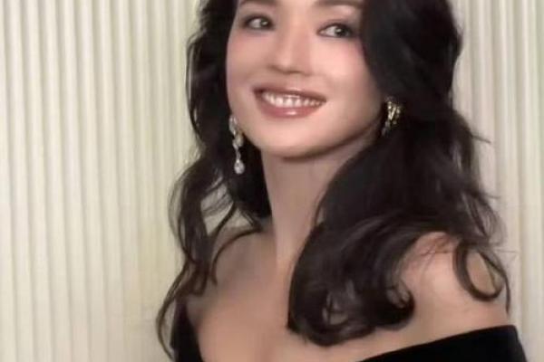 外八字发型与舒淇气质的完美融合
