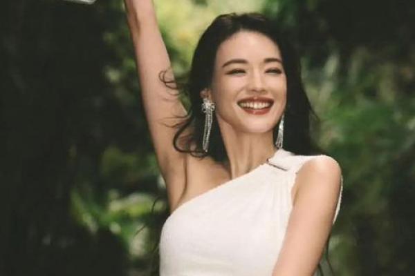 舒淇外八字发型背后的时尚趋势解析