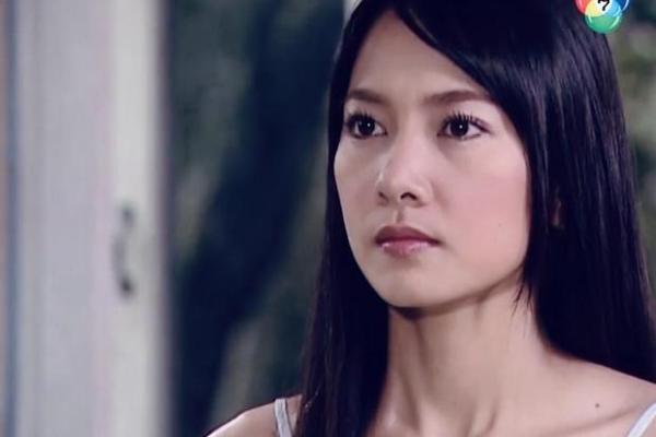 女命桃花星的影响力：爱情与事业的双重挑战