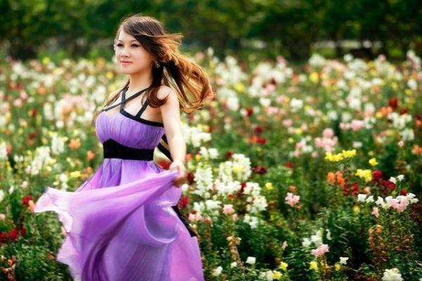 女命桃花星的影响力：爱情与事业的双重挑战