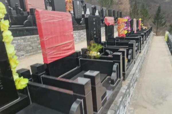 从名墓风水看家族繁荣：选对墓地的重要性
