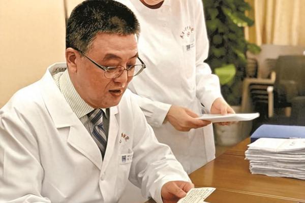 从李华到张伟：两位领袖人物的成长与合作之路
