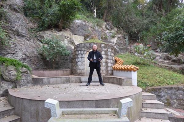 打造名墓风水：让家族运势蓬勃发展的关键因素