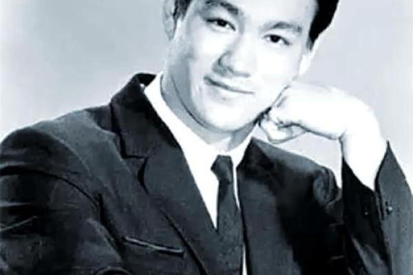 从李小龙的生辰八字看他的传奇人生 从李小龙的生辰八字看他的传奇人生